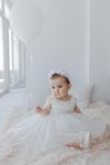Рокля в бяло с коланче от камъни