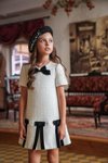 Бяла детска рокля с черни панделки от кадифе
