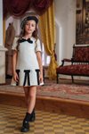 Бяла детска рокля с черни панделки от кадифе