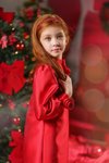 Червена сатенена рокля с флорални акценти